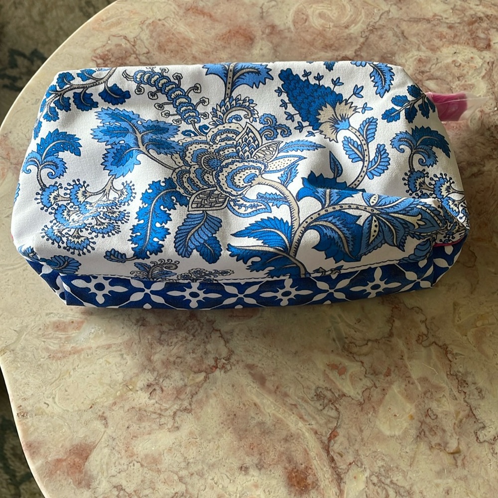 New Without Tags~Woman’s Estée Lauder Blue/White Zippered Cosmetic Bag